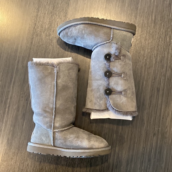 Child UGG Bailey Button Triplet Boot, Size 4 kids - Picture 3 of 7